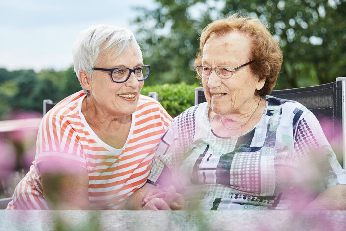 Foto: Ehrenamtlerin Elke Meier kümmert sich im Haus Simeon um Senioren