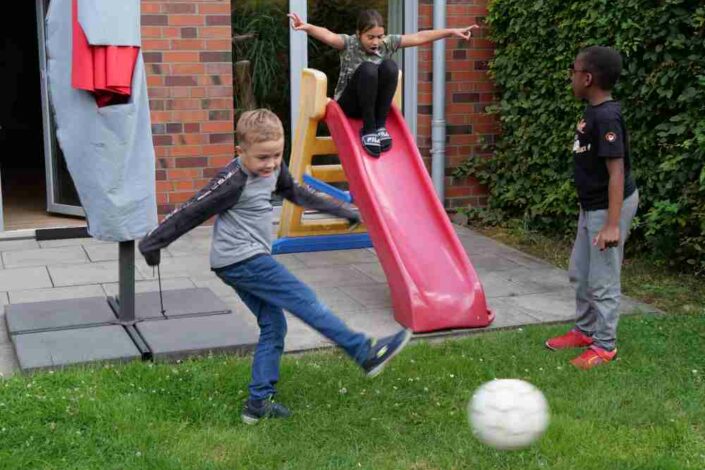Foto: Spielende Kinder im Garten; Ferienbetreuung der Diakonie Münster