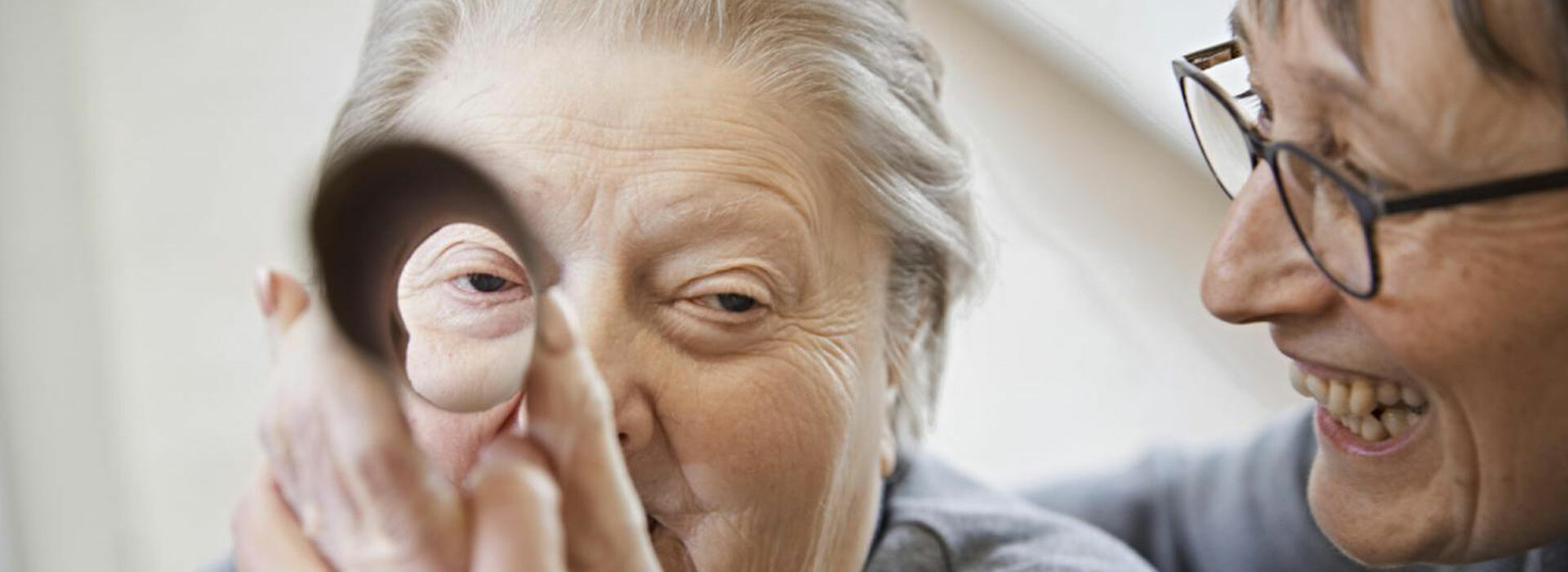 Foto: Ergotherapeutin kümmert sich um ältere Dame