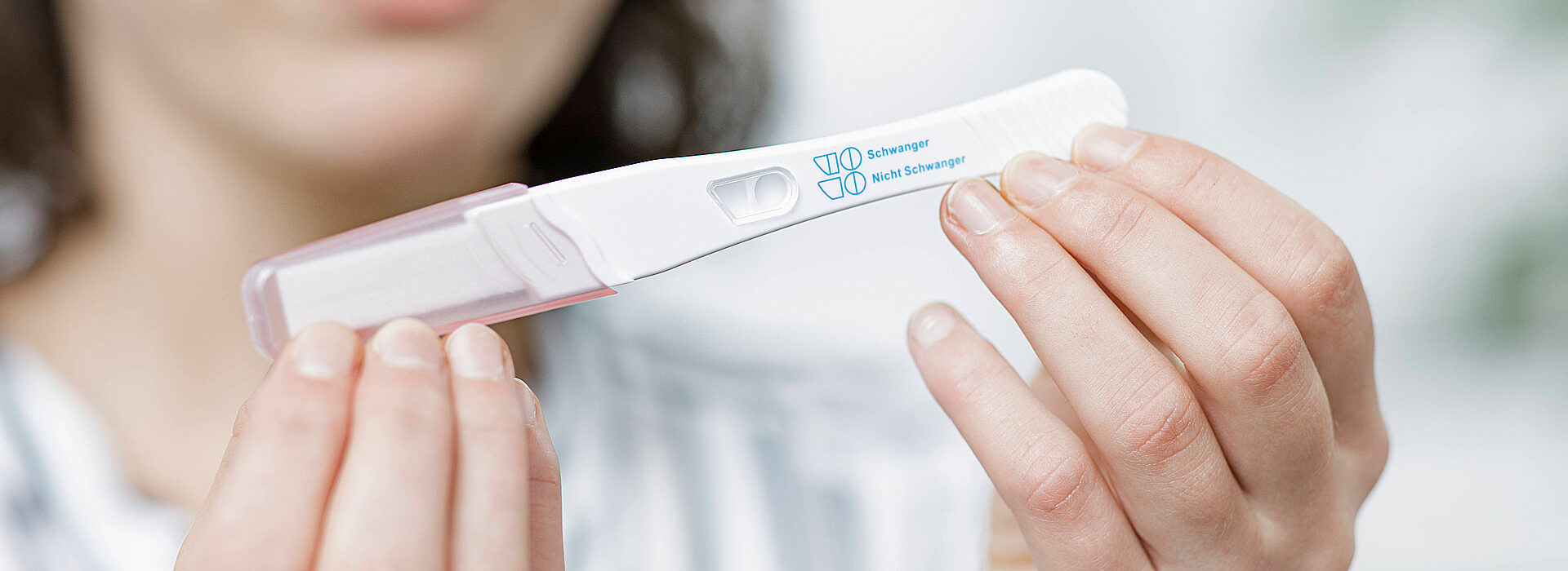 Foto: Schwangerschaftsberatung - Frau hält Schwangerschaftstest