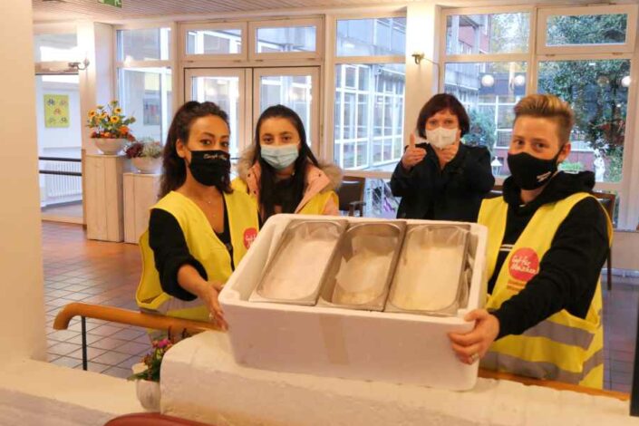 Foto: vier Mitarbeitende aus dem Martin-Luther-Haus mit Eis
