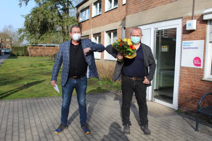 Foto: Vorstand Ulrich Schülbe gratuliert Friedhelm Austermann zum Dienstjubiläum