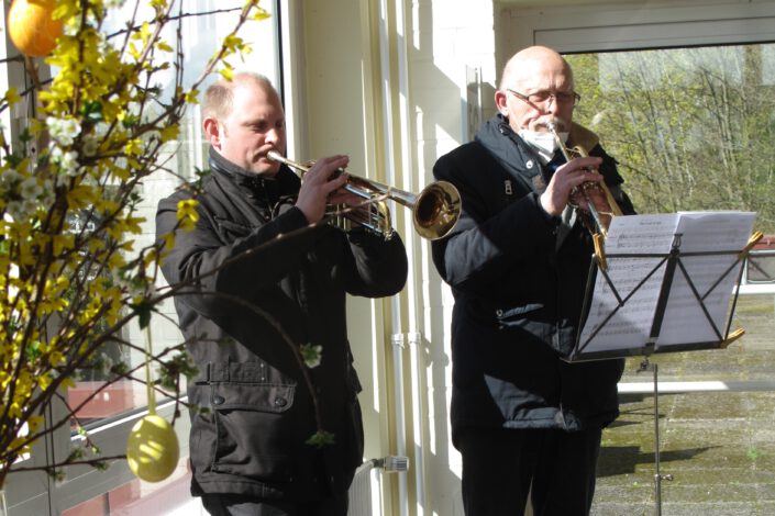 Foto: zwei Männer spielen Trompete