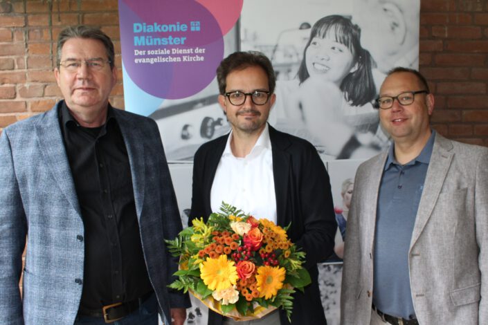 Foto (von rechts): Superintendent Holger Erdmann, Sven Waske, Ulrich Schülbe