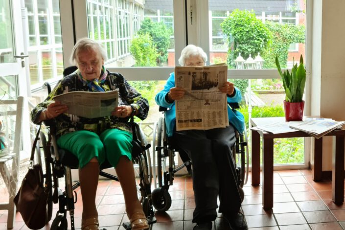 Foto: Zwei alte Damen lesen Zeitung