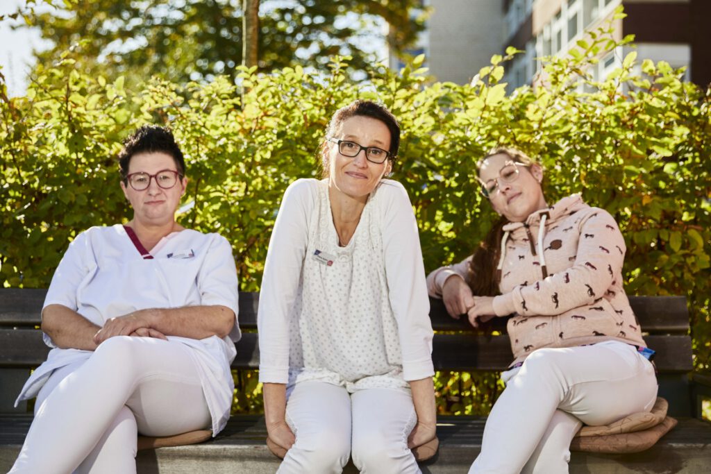 Foto: drei Frauen sitzen auf einer Bank