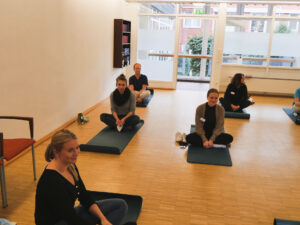 Foto: Mitarbeitende auf Yogamatten
