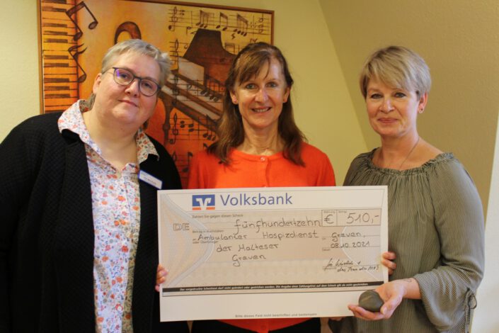 Foto: Iris Würthele und Birgit Zumdick überreichen einen Scheck über 510 Euro an Gabi Bernhard-Hunold H