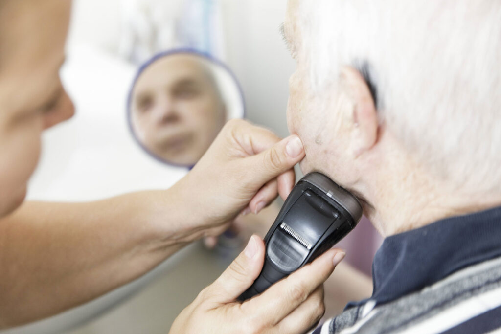 Foto: Pflegekraft rasiert älteren Mann - Körperpflege vom ambulanten Pflegedienste MCH mobil