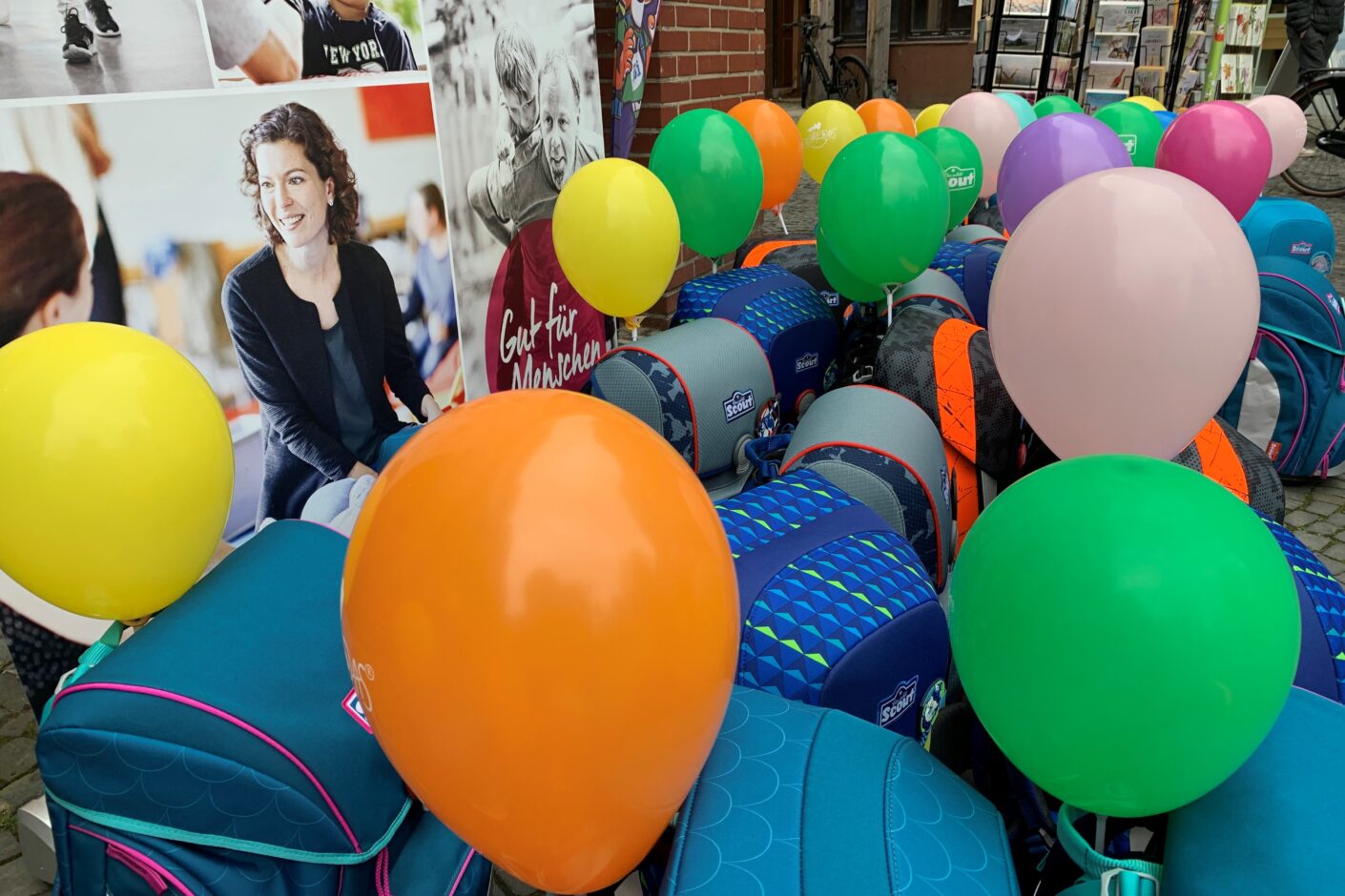 Mit bunten Luftballons geschmückte Tornister-Sets warteten darauf, von den zukünftigen Schulkindern abgeholt zu werden. Die Kinder sollen wie die meisten ihrer Schulkameradinnen und -kameraden auch, einen neuen Tornister zur Einschulung bekommen. Die Übergabe-Party ist dabei ein ganz besonderes Ereignis.