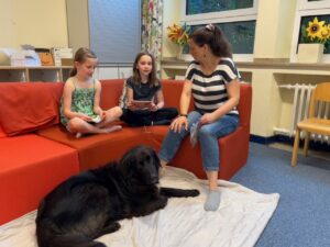 Lesehund Henry hilft den Schülerinnen und Schülern an der Marienschule Roxel